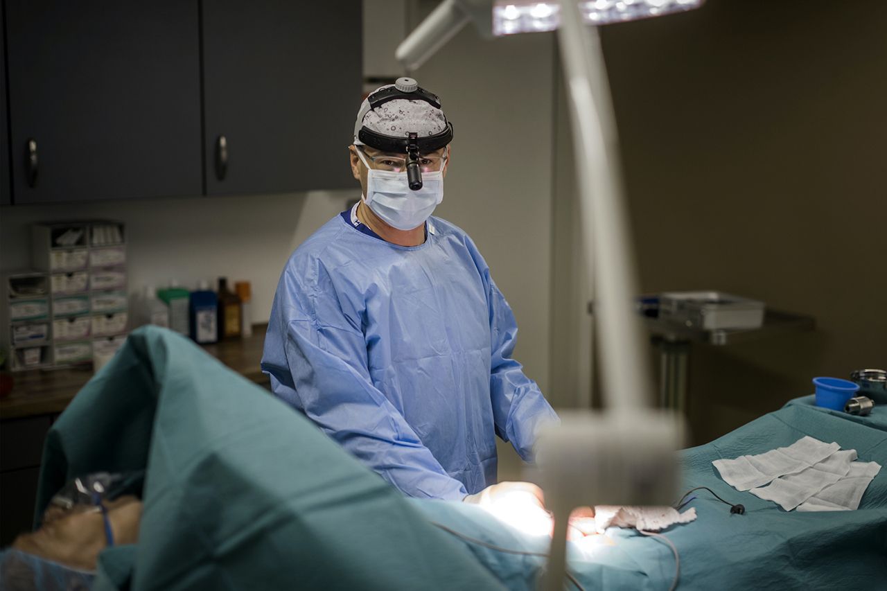 Dr. Jethon im Operationssaal