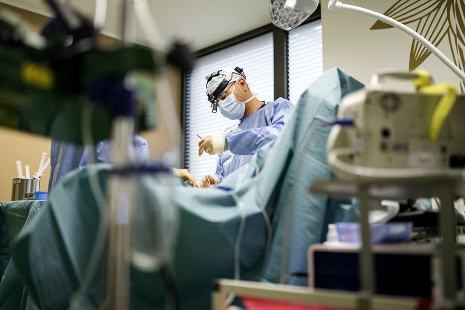 Dr. Christoph Jethon operiert eine Person